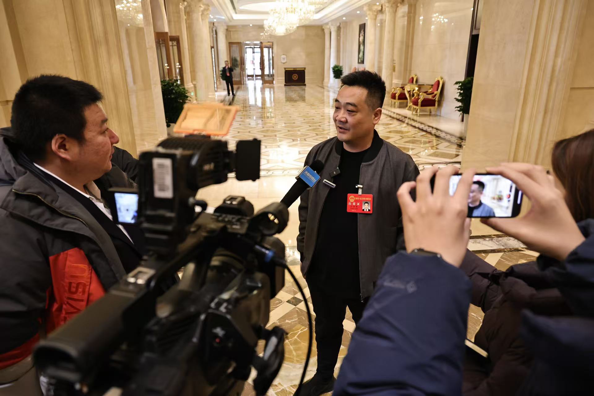 出席市两会的代表委员陆续报到