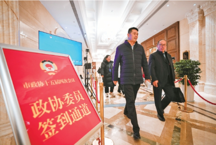 代表委员怀揣期待报到 济南进入“两会时间”