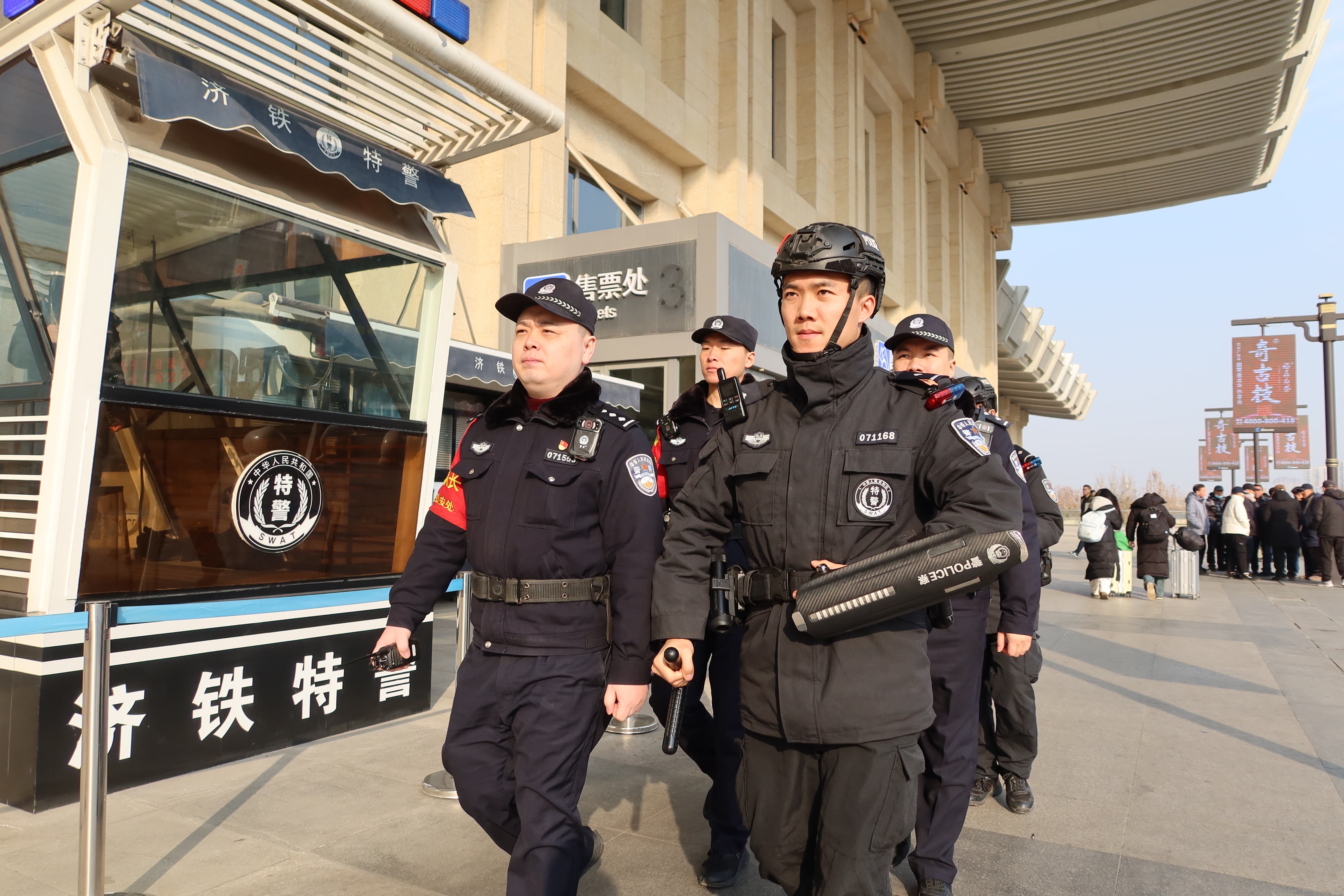 融媒·画像丨回家路上，“见警率”密集，安全感“爆棚”——跟着“铁警”亲历春运