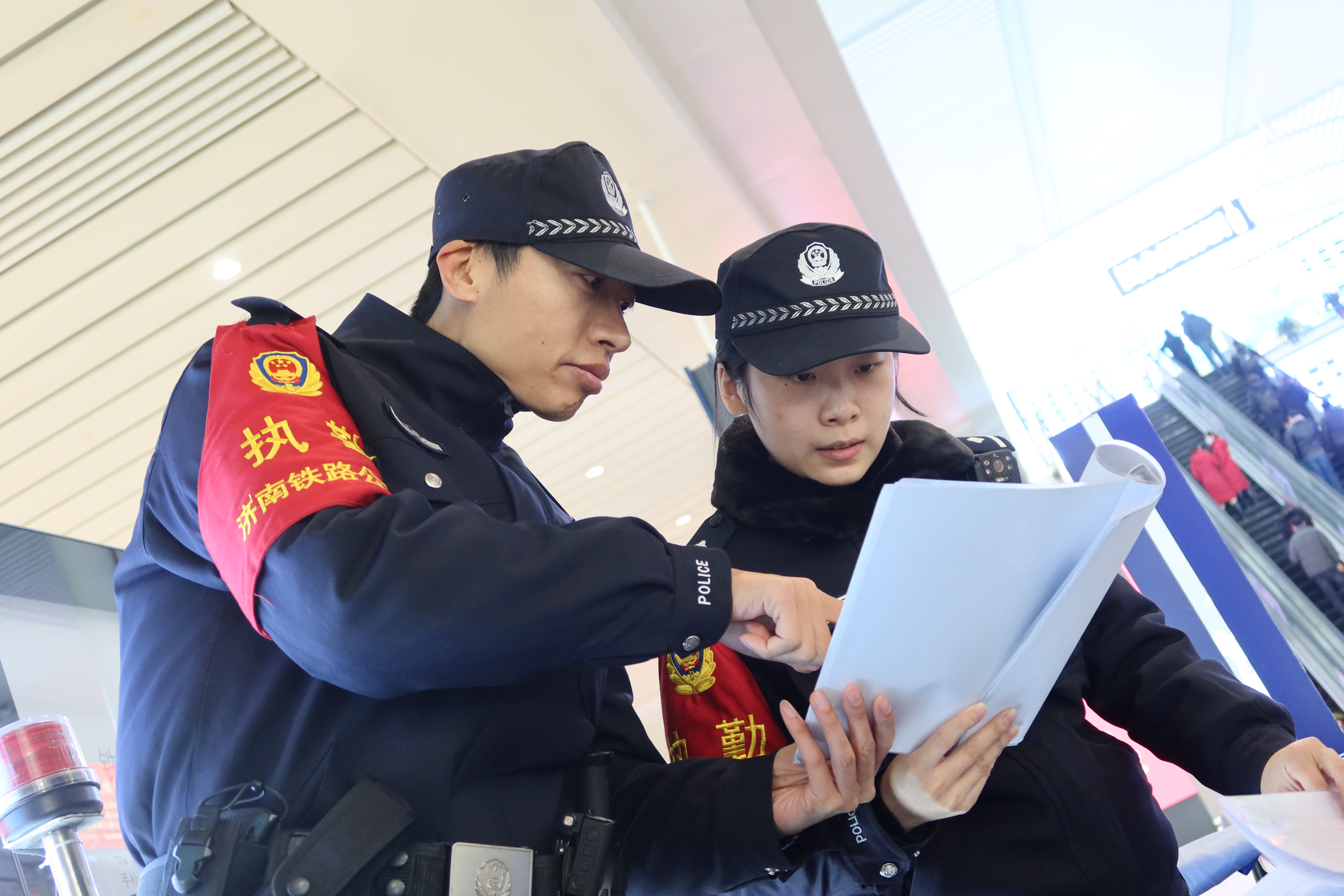 融媒·画像丨回家路上，“见警率”密集，安全感“爆棚”——跟着“铁警”亲历春运