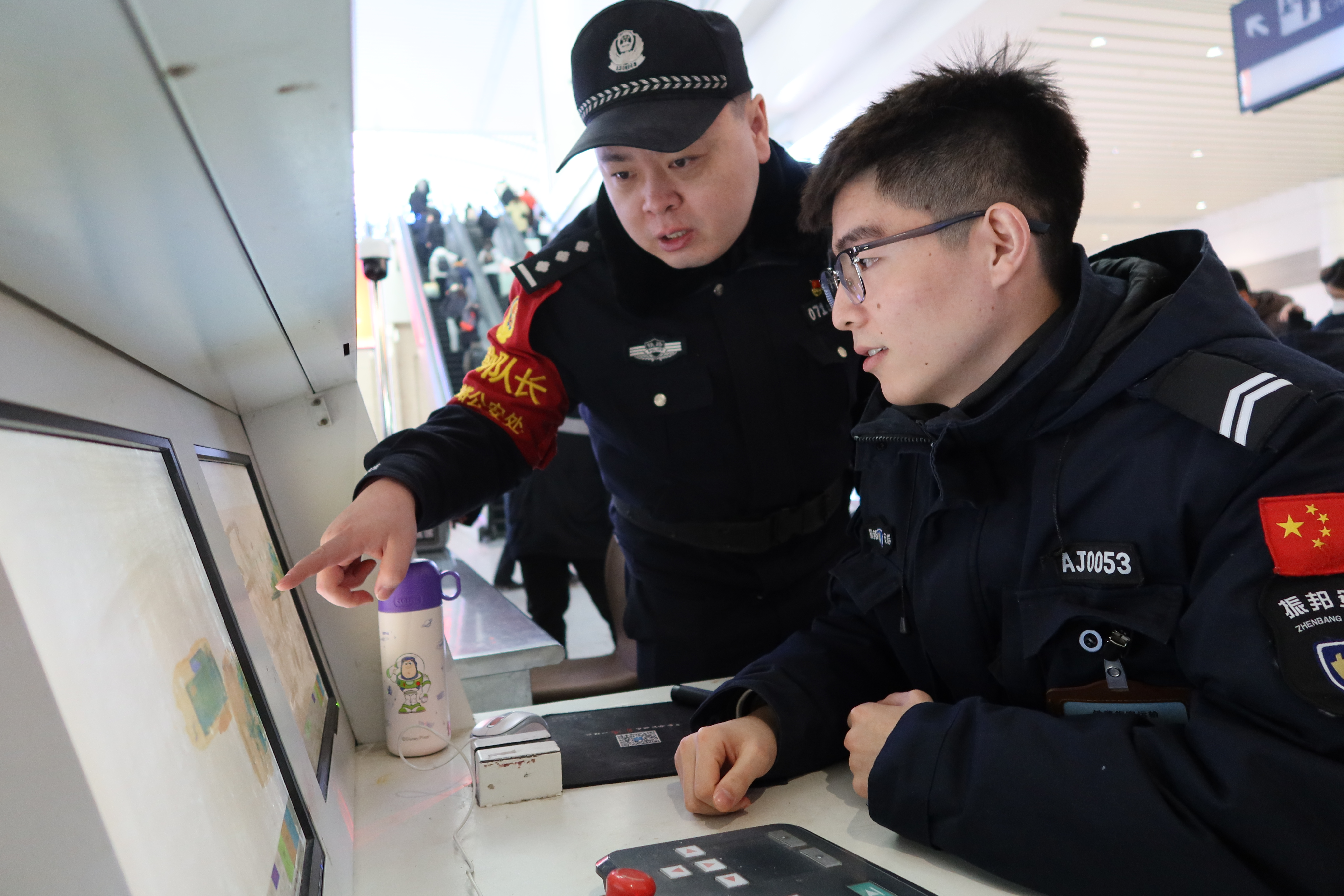 融媒·画像丨回家路上，“见警率”密集，安全感“爆棚”——跟着“铁警”亲历春运