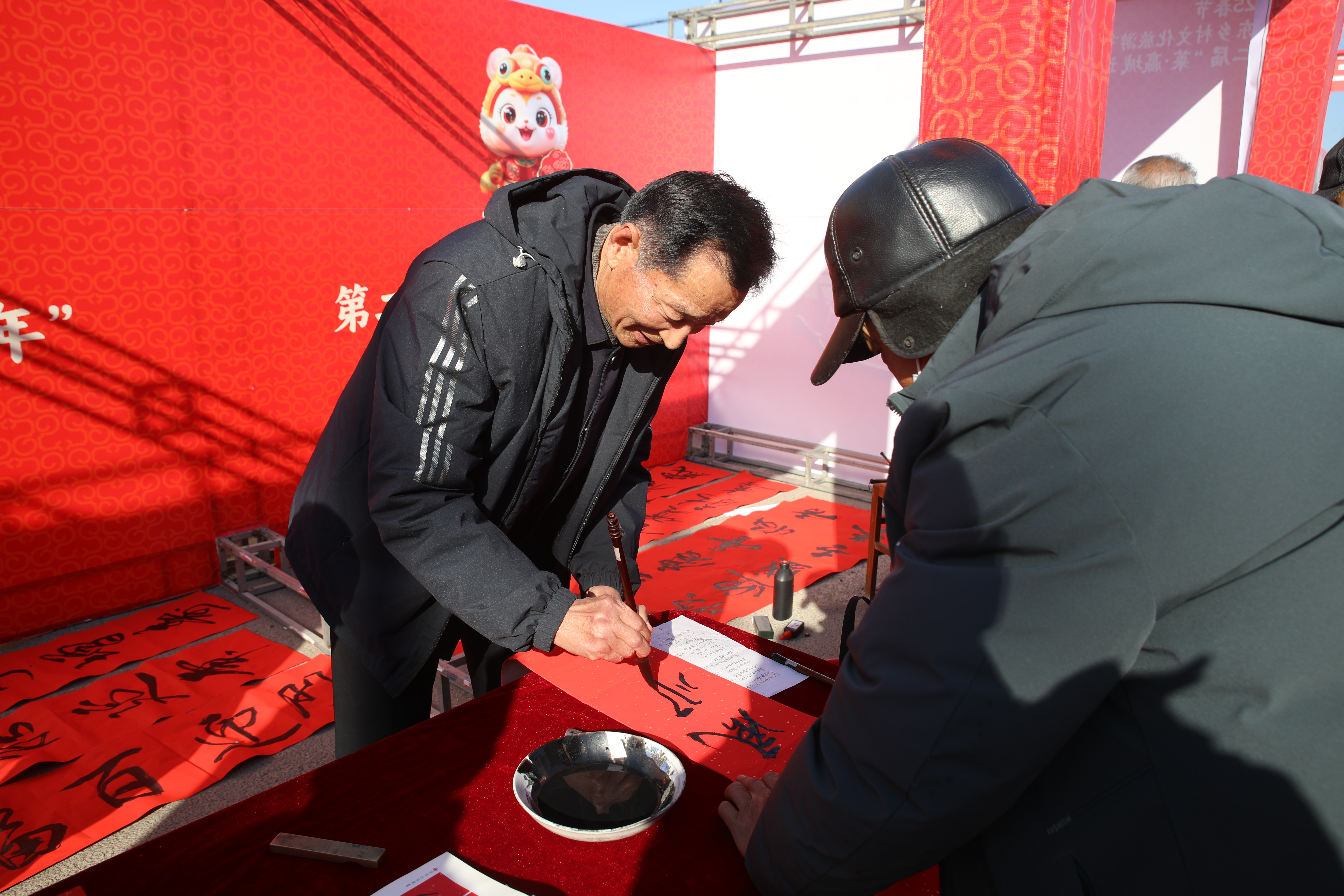 融媒·见证丨小小糖瓜，是传统非遗技艺，也是推动当地文旅产业发展的载体——这口“甜”，传百年！