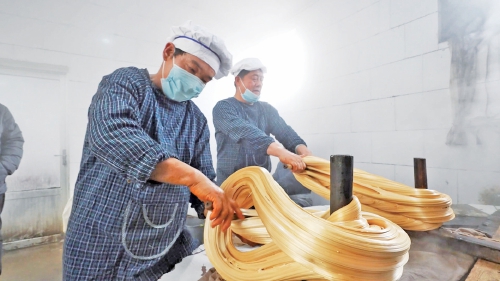 融媒·见证丨小小糖瓜，是非遗技艺，也是推动文旅产业发展的载体——这口甜，传百年！