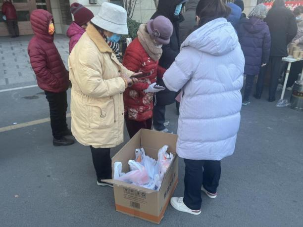 民生银行济南张庄路支行携手万科物业送上暖冬腊八粥