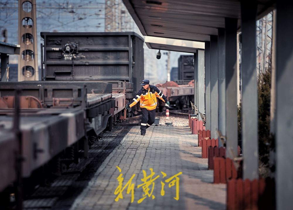 新春走基层｜探访济西站驼峰班组：春运货物顺利签收背后有群“列车分拣师”