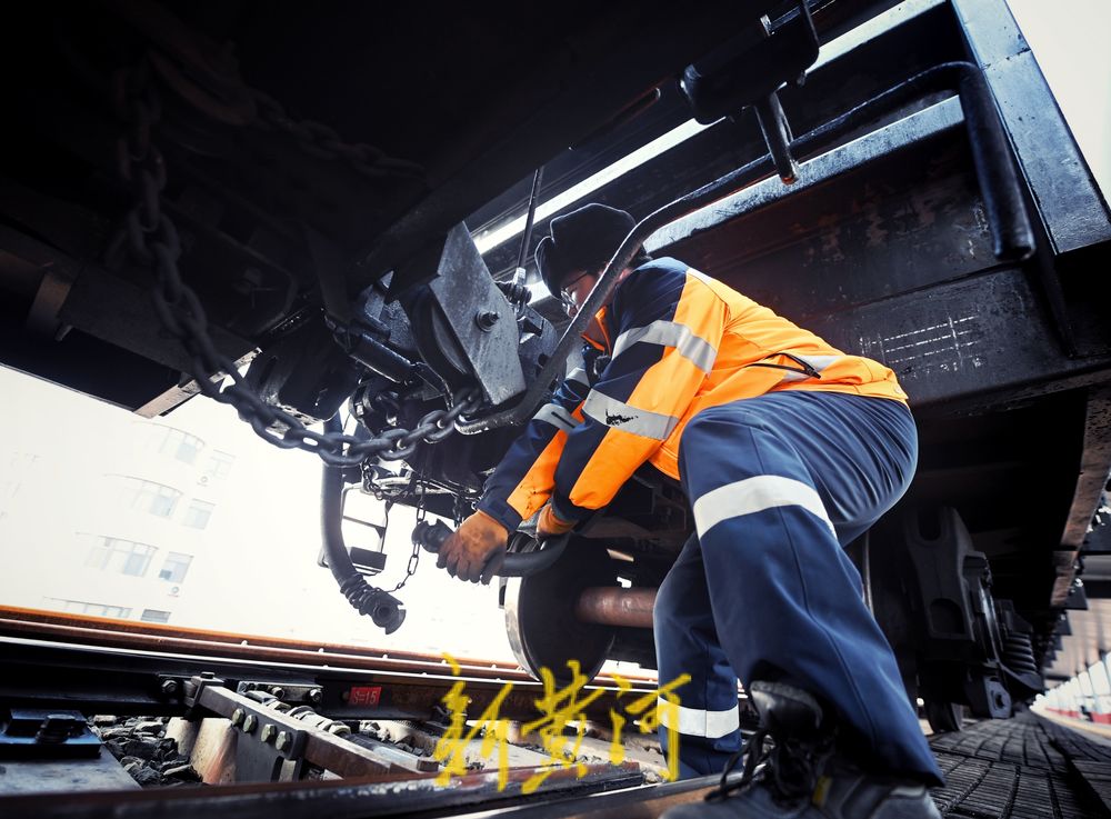 新春走基层｜探访济西站驼峰班组：春运货物顺利签收背后有群“列车分拣师”