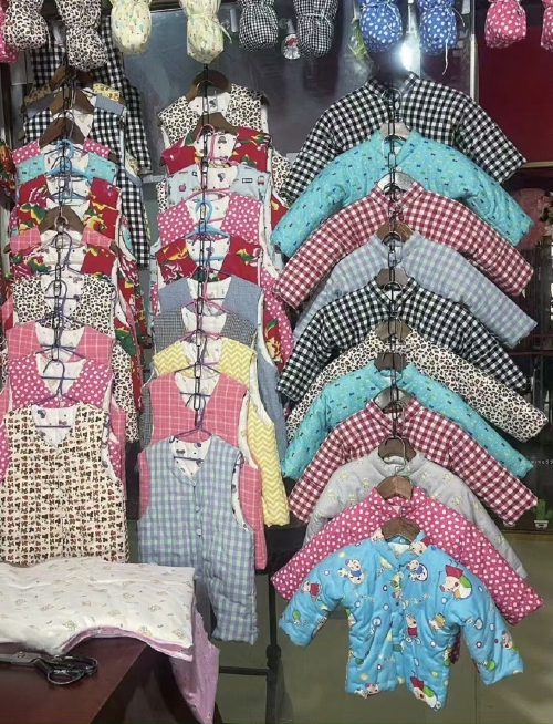 “泉”在济南过大年｜济南“巧手裁缝”开着越野车卖手工棉衣，赶集十多天清空近千件存货