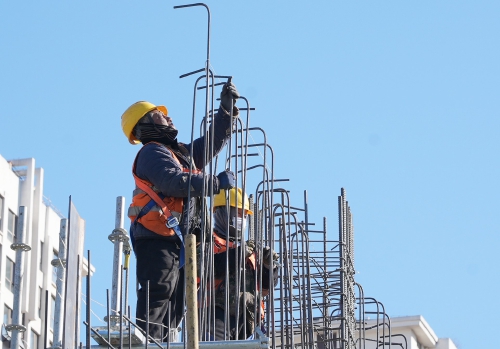 坚守岗位保工期