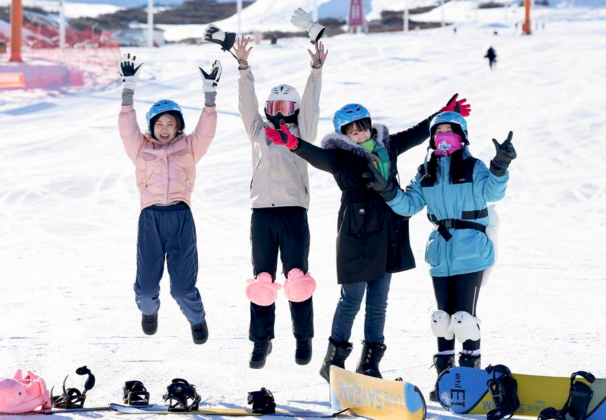 올겨울 전통 얼음낚시 어때? 中 겨울 경제 활력 '뿜뿜'