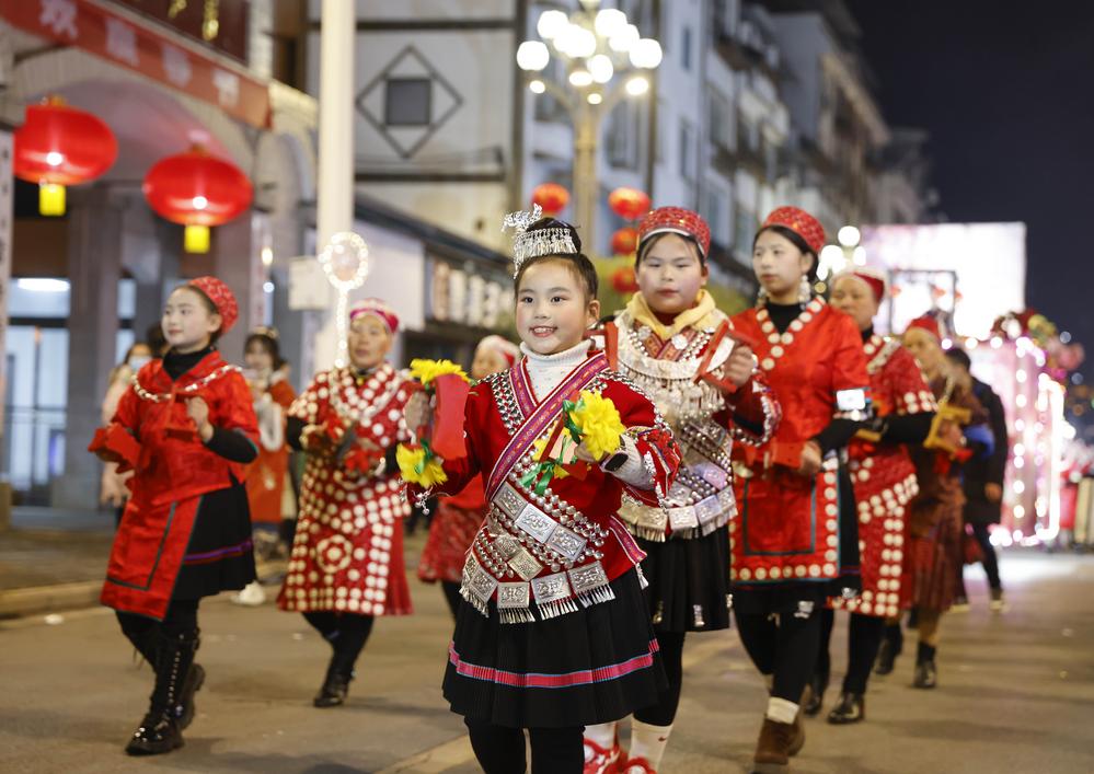 마을 돌며 펼쳐진 中 구이저우성 '스빙 용등' 퍼레이드