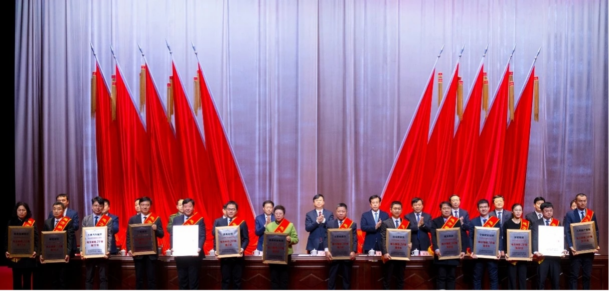 山东平安产险威海文登支公司荣获“2024年度威海市文登区服务地方发展突出贡献奖”等两项荣誉奖牌