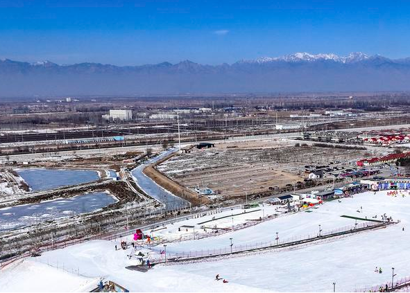 中 인촨, 도심에서 바라본 허란산 설경