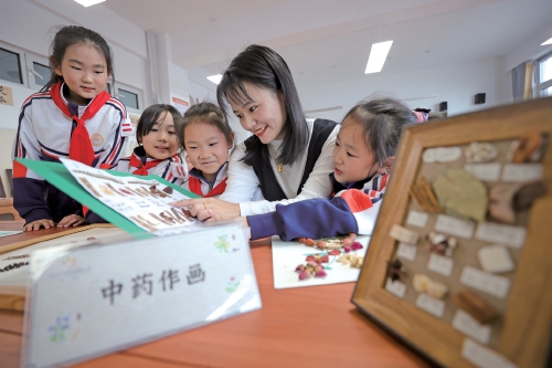 闻香识百草 中医药文化校园发芽