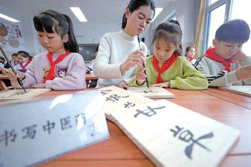 闻香识百草 中医药文化校园发芽