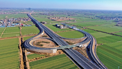 加快推进机场西飞行区建设，4号线一期、8号线一期力争年内建成通车