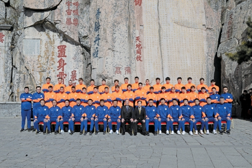 泰山队拍摄全家福，五外援在列