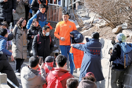 泰山队拍摄全家福，五外援在列