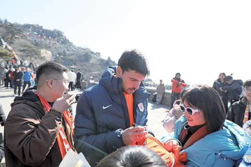 泰山队拍摄全家福，五外援在列