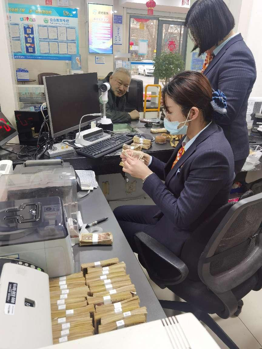 建行济南双山支行：零钱清点显真情