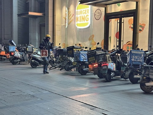 多家平台官宣为外卖骑手缴纳社保，街头对话骑手