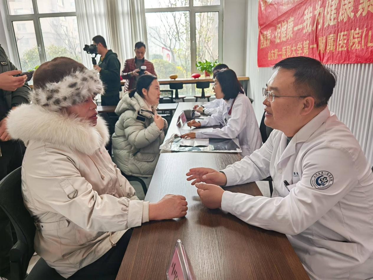 “智惠行动·百会百县乡村行”送医送科普下乡活动火热进行——山东省研究型医院协会专家团成员走进郯城县府东社区