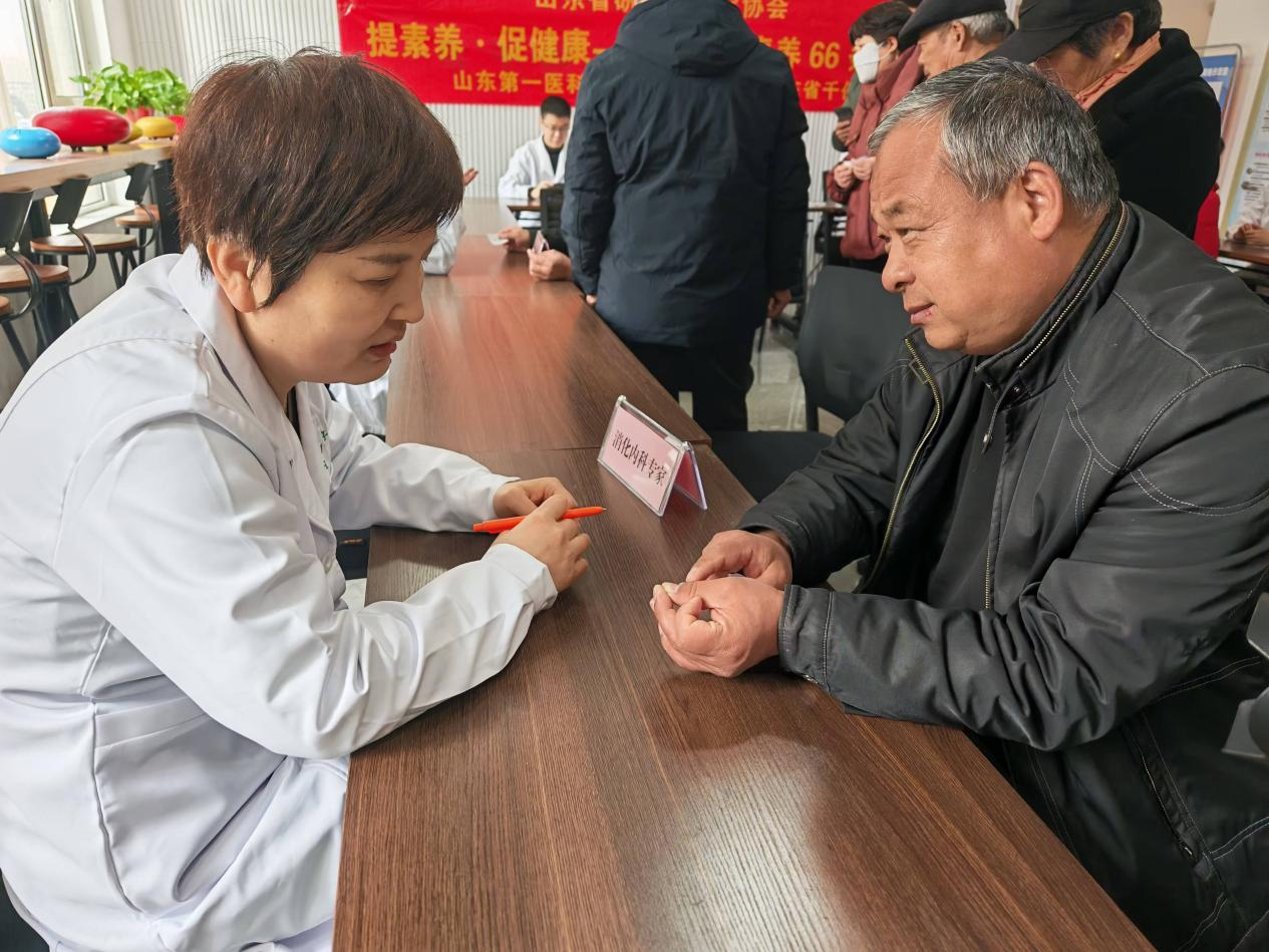 “智惠行动·百会百县乡村行”送医送科普下乡活动火热进行——山东省研究型医院协会专家团成员走进郯城县府东社区