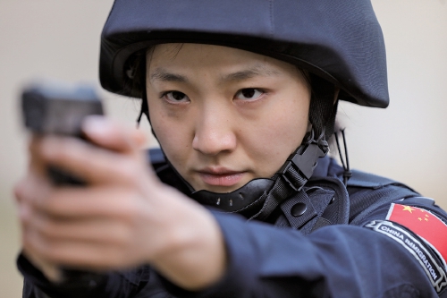 从萌新白领,到铿锵警花