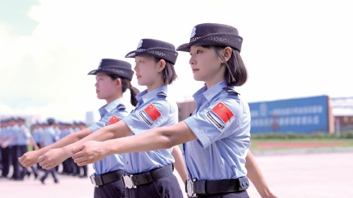 从萌新白领,到铿锵警花