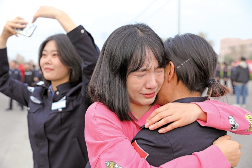 从萌新白领,到铿锵警花