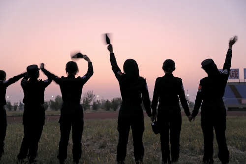 从萌新白领,到铿锵警花