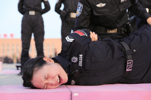 从萌新白领,到铿锵警花