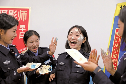 从萌新白领,到铿锵警花