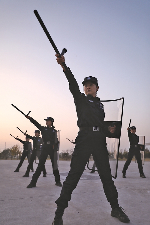 从萌新白领,到铿锵警花