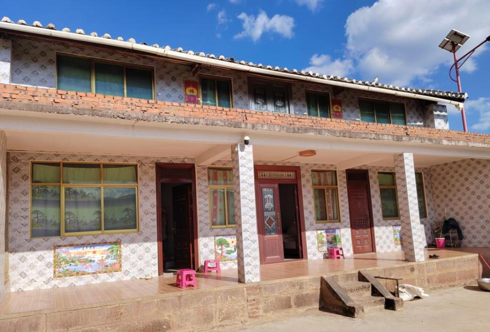 庭院蝶变绽新颜 阳光力量暖彝乡 阳光人寿助力举办五拃甸村“最美庭院”评选活动