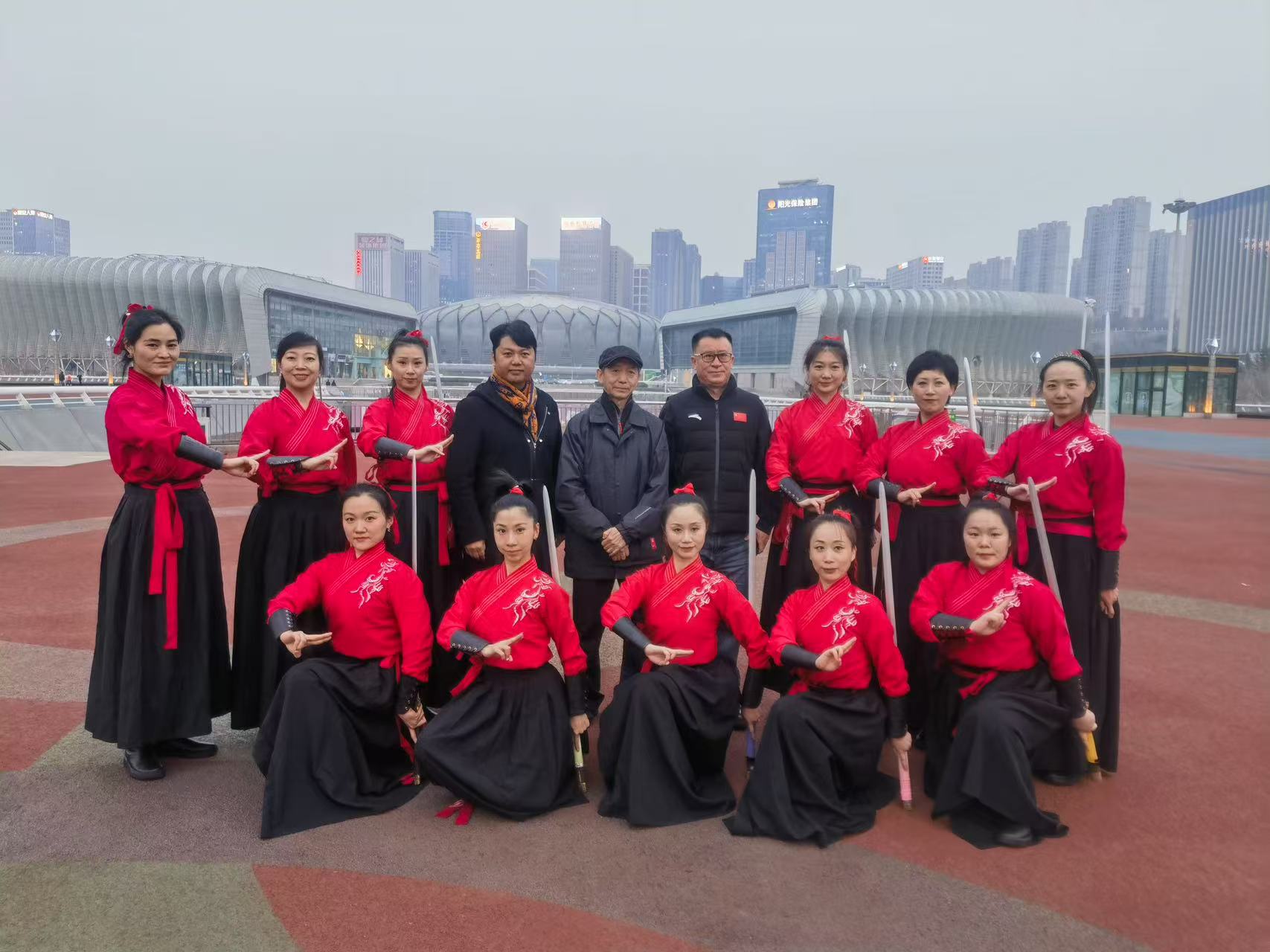 双手剑韵展风华，巾帼献礼妇女节