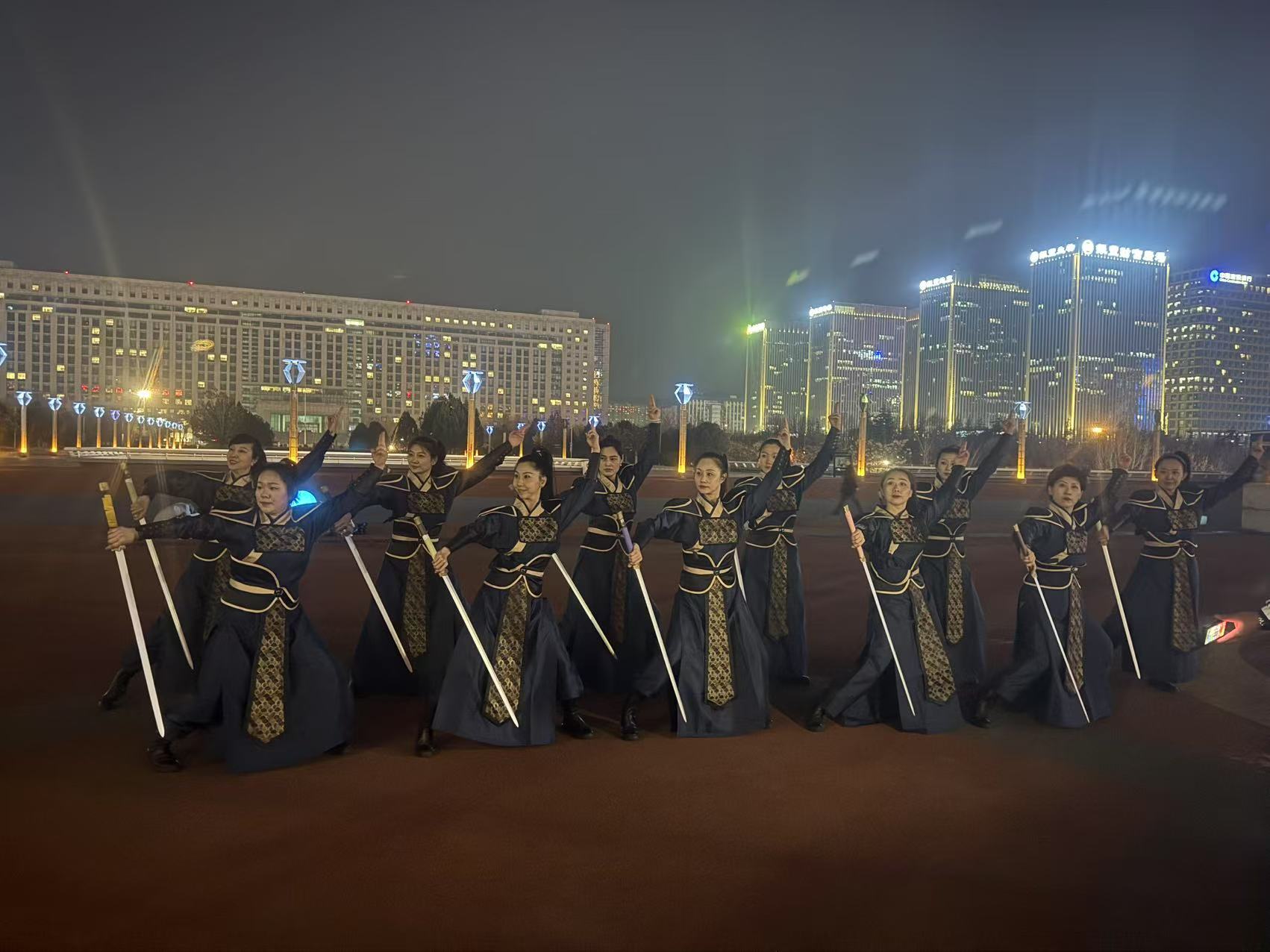 双手剑韵展风华，巾帼献礼妇女节