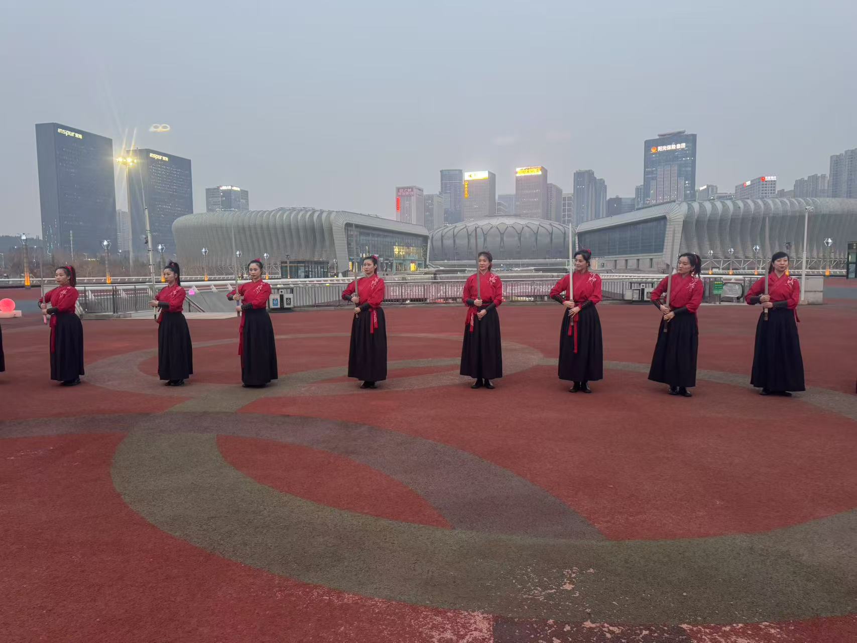 双手剑韵展风华，巾帼献礼妇女节