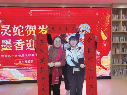 与学生一起“敢于赢，不怕输”！她们说，每个孩子都可以更优秀