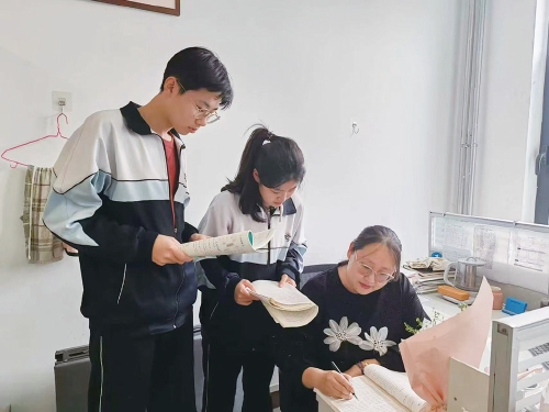 与学生一起“敢于赢，不怕输”！她们说，每个孩子都可以更优秀