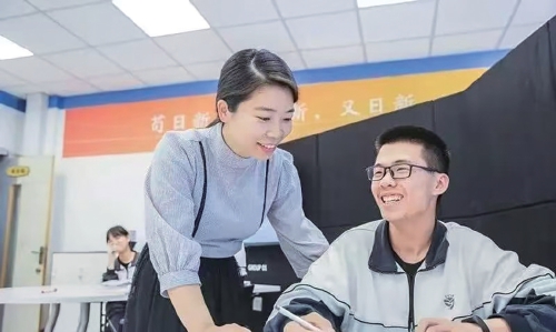 与学生一起“敢于赢，不怕输”！她们说，每个孩子都可以更优秀