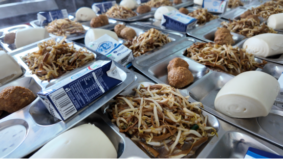 融媒·见证丨每天两餐“大锅饭”，病弱老人这个冬天没住院——这顿热饭真“养人”