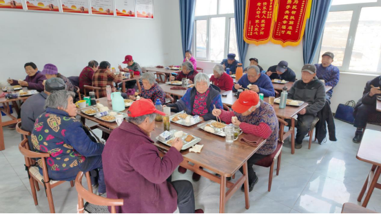 融媒·见证丨每天两餐“大锅饭”，病弱老人这个冬天没住院——这顿热饭真“养人”
