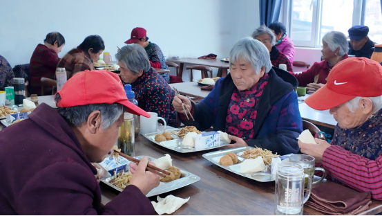 融媒·见证丨每天两餐“大锅饭”，病弱老人这个冬天没住院——这顿热饭真“养人”