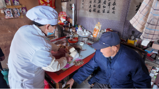 融媒·见证丨每天两餐“大锅饭”，病弱老人这个冬天没住院——这顿热饭真“养人”