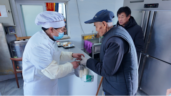 融媒·见证丨每天两餐“大锅饭”，病弱老人这个冬天没住院——这顿热饭真“养人”