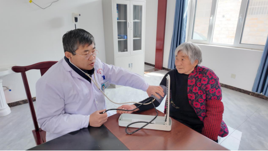 融媒·见证丨每天两餐“大锅饭”，病弱老人这个冬天没住院——这顿热饭真“养人”