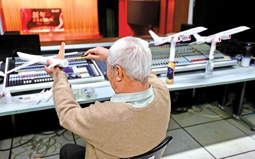 近千架飞机托起青春记忆——记山大“飞机爷爷”徐文祥