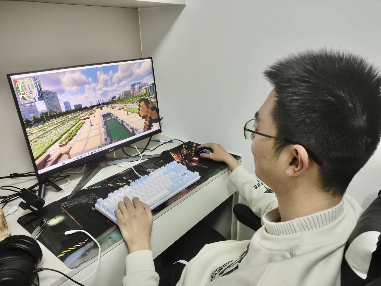 融媒·画像丨“00后”小伙耗时三年，用“十亿方块”在游戏世界还原家乡