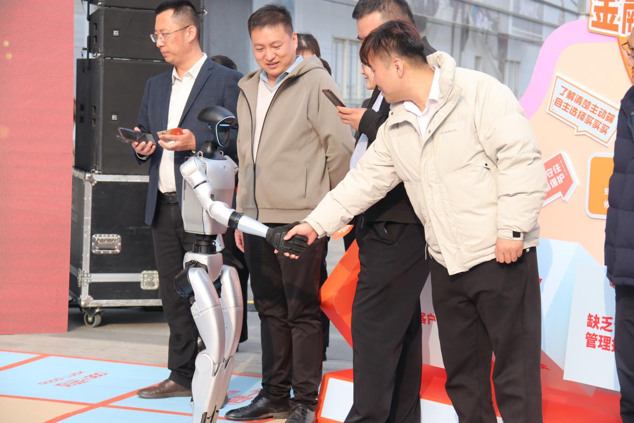 科技赋能消费者权益保护,智能机器人点亮消保宣教新视界——平安产险山东分公司举办3·15金融消费者权益保护教育宣传活动