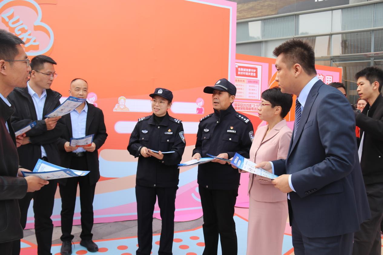 科技赋能消费者权益保护,智能机器人点亮消保宣教新视界——平安产险山东分公司举办3·15金融消费者权益保护教育宣传活动